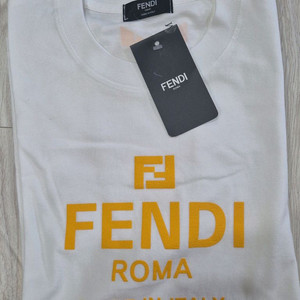 펜디로고 티셔츠 새상품