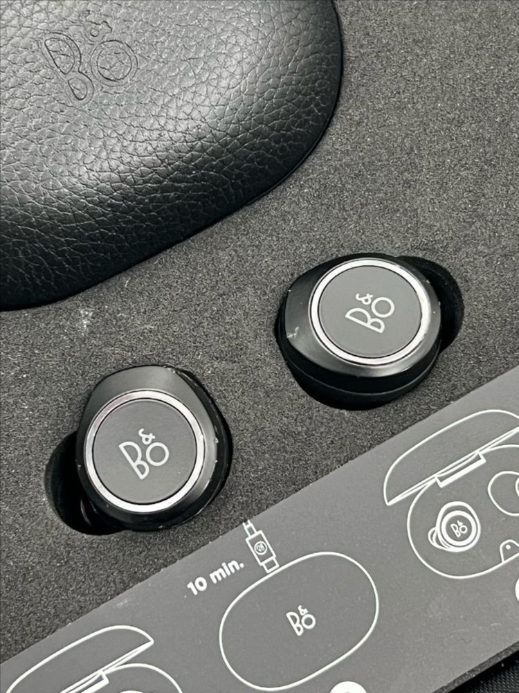 뱅앤올룹슨 베오플레이 E8 (1세대)--2