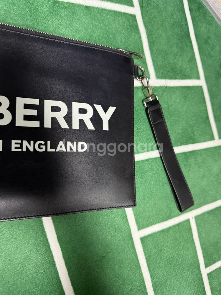 버버리 런던잉글랜드 클러치백--1
