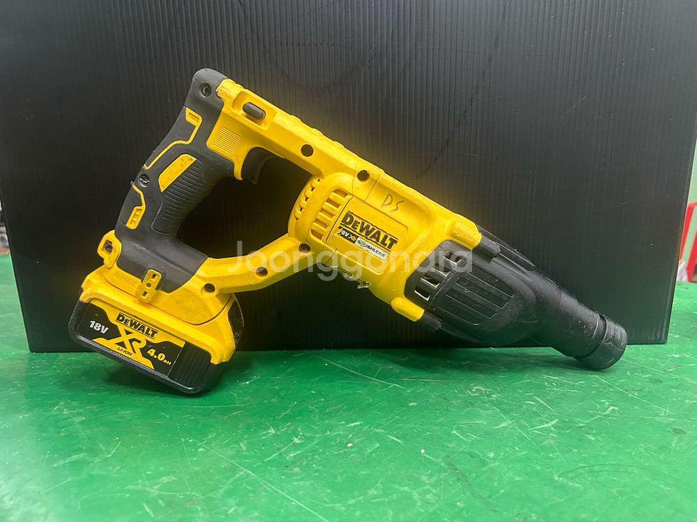 디월트 로터리해머드릴 18v일자형dch133 배터리포함--1