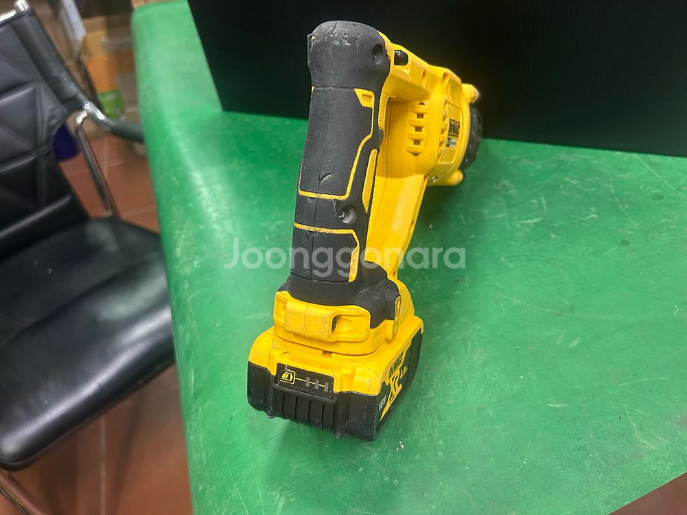 디월트 로터리해머드릴 18v일자형dch133 배터리포함--2