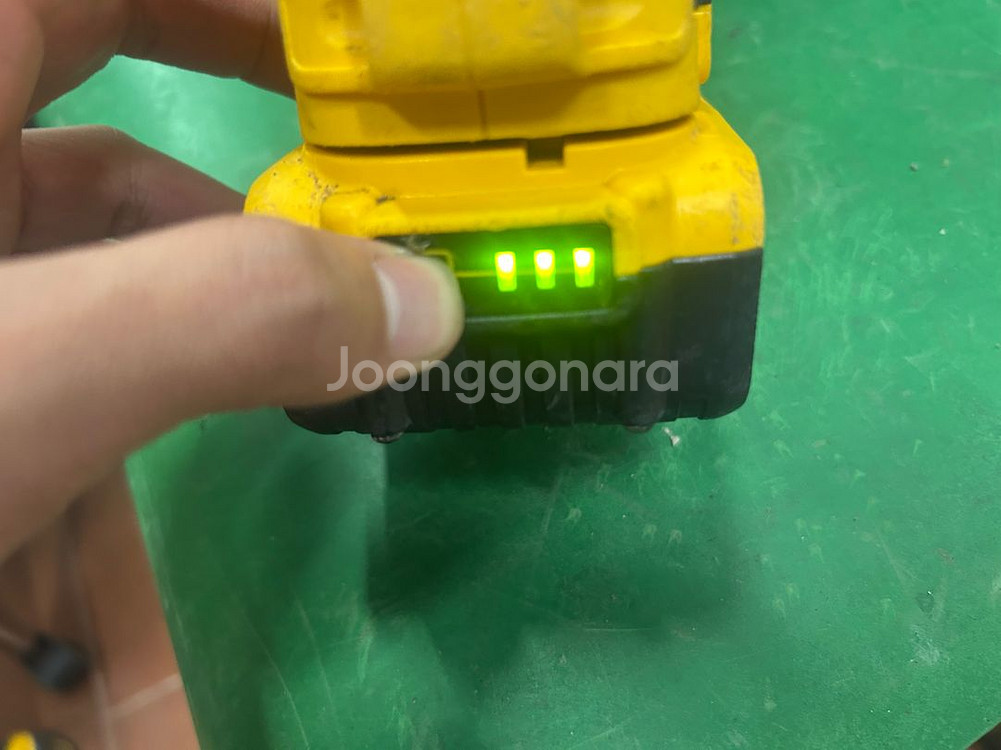 디월트 로터리해머드릴 18v일자형dch133 배터리포함--4