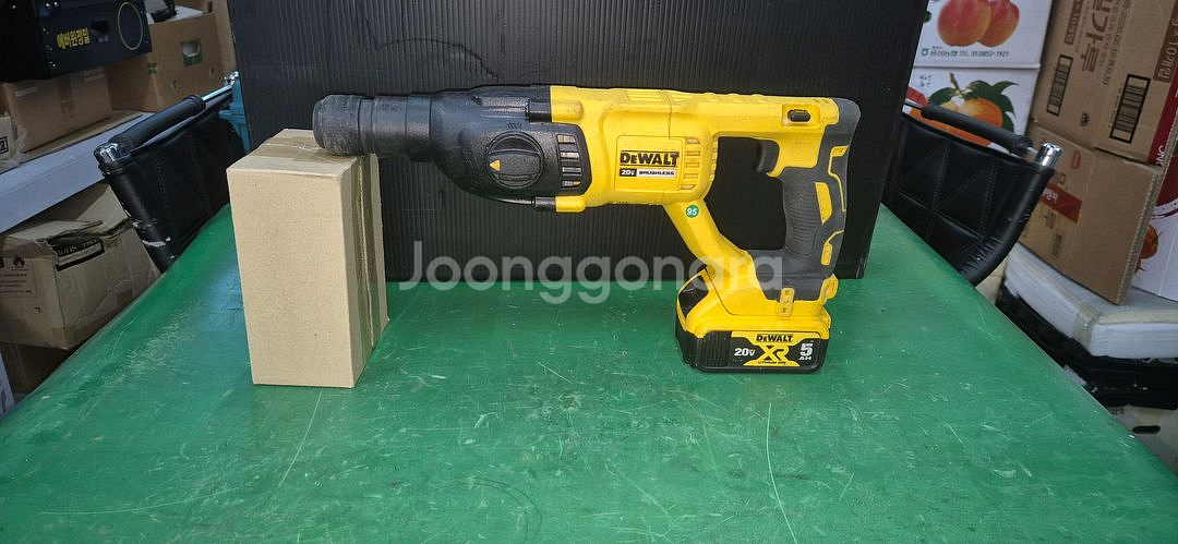 디월트 로터리해머드릴 18v일자형dch133 배터리포함--0