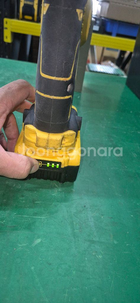 디월트 로터리해머드릴 18v일자형dch133 배터리포함--3