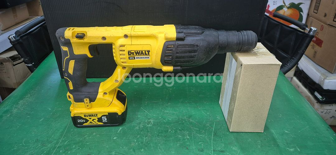 디월트 로터리해머드릴 18v일자형dch133 배터리포함--4