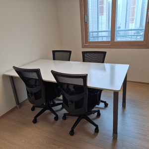 넓은 책상과 의자세트