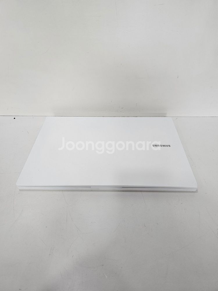 슬림!!삼성 화이트색상 15인치UHD사무용노트북--1