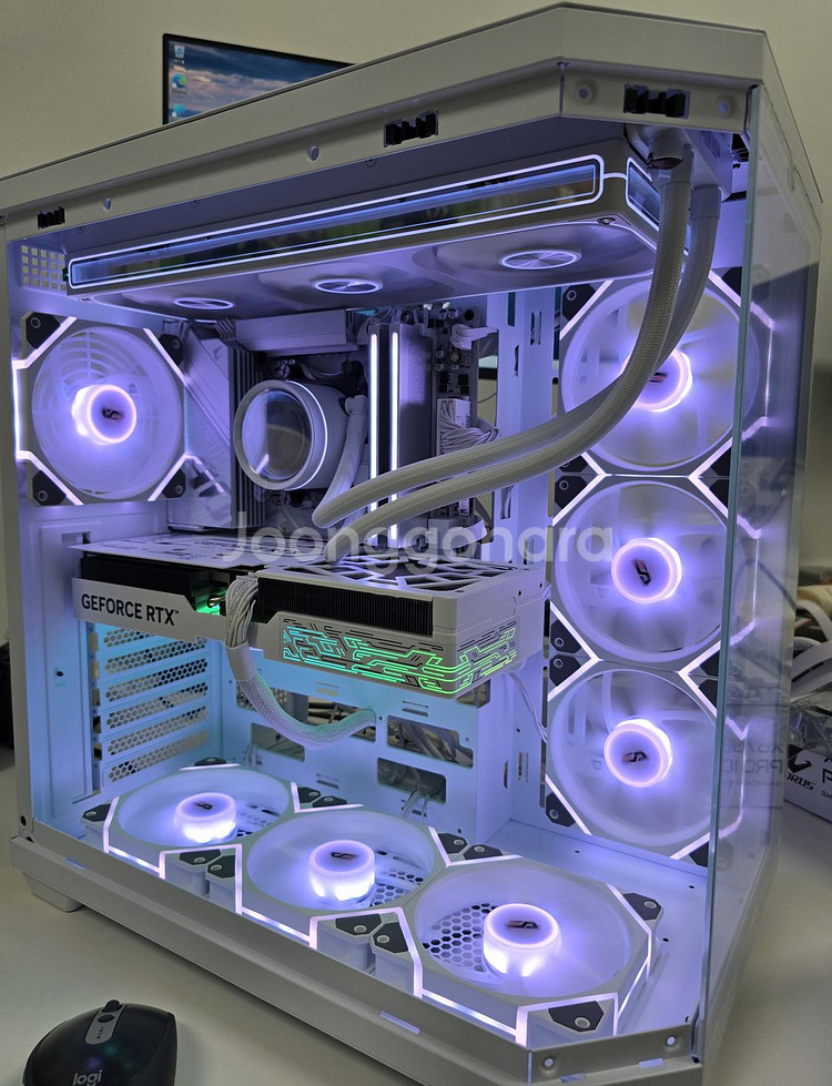 9800X3D 갤럭시RTX5080 화이트 튜닝 어항PC--0