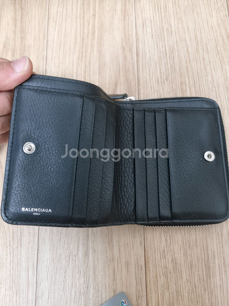 발렌시아가 웨이브 로고 반지갑--2