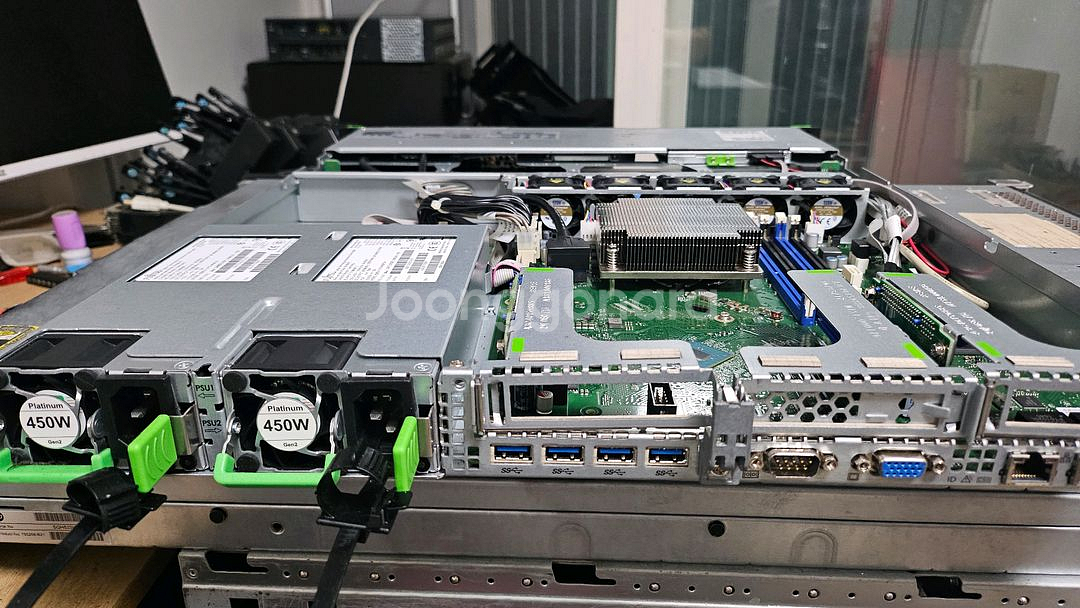 Fujitsu RX1330 M2 1U Server--3
