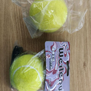 줄달린 테니스 공 1개 팝니다