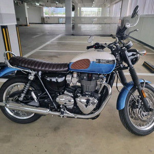 트라이엄프 본네빌 t120 오토바이 23년