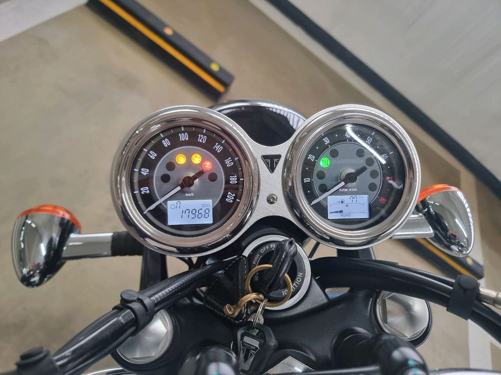 트라이엄프 본네빌 t120 오토바이 23년 이미지