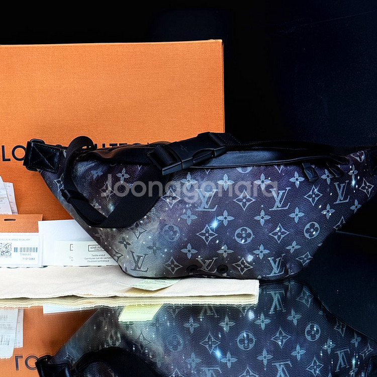 [새상품급]루이비통 디스커버리 갤럭시 힙색 범백--0