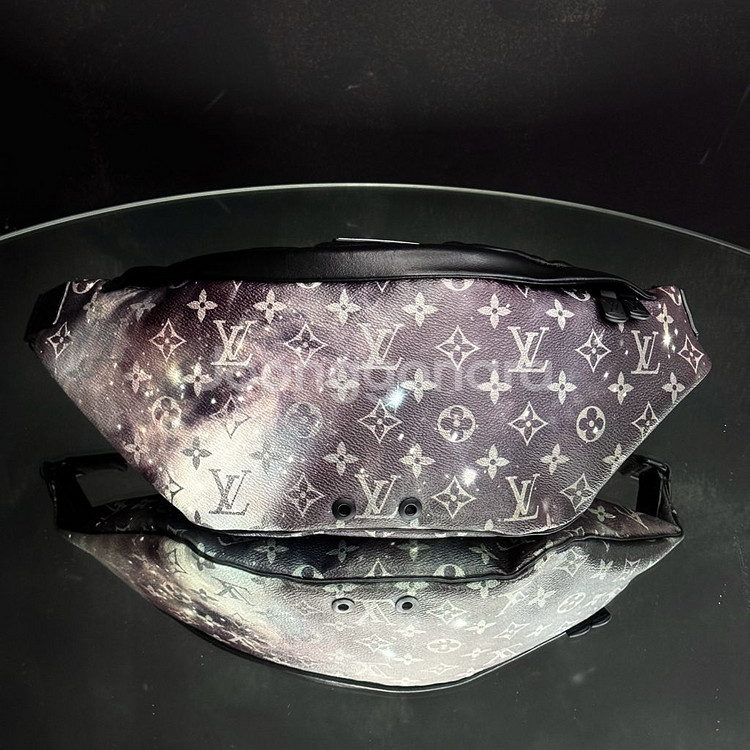 [새상품급]루이비통 디스커버리 갤럭시 힙색 범백--3