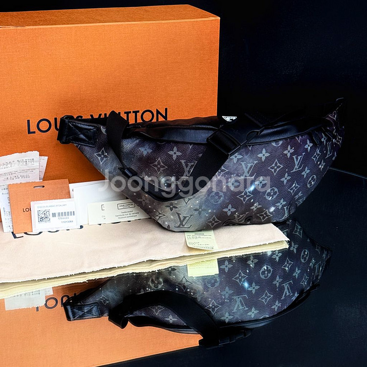 [새상품급]루이비통 디스커버리 갤럭시 힙색 범백--1