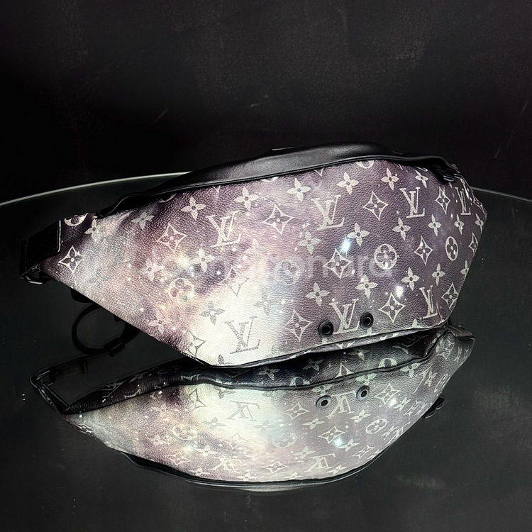 [새상품급]루이비통 디스커버리 갤럭시 힙색 범백--2