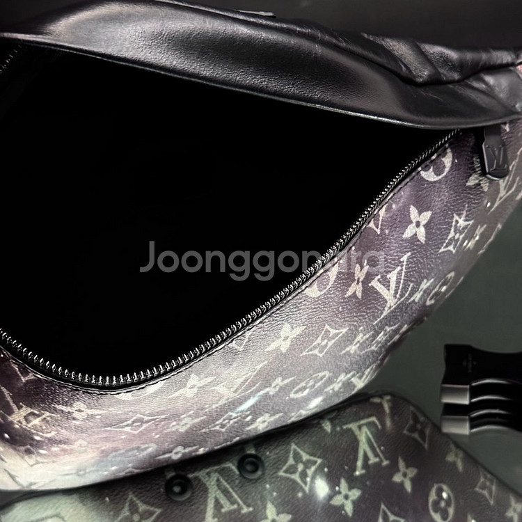 [새상품급]루이비통 디스커버리 갤럭시 힙색 범백--8