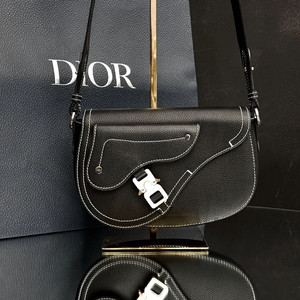 [새상품급]디올 새들 스트랩 신형 메신저백 갤럽힛더로드
