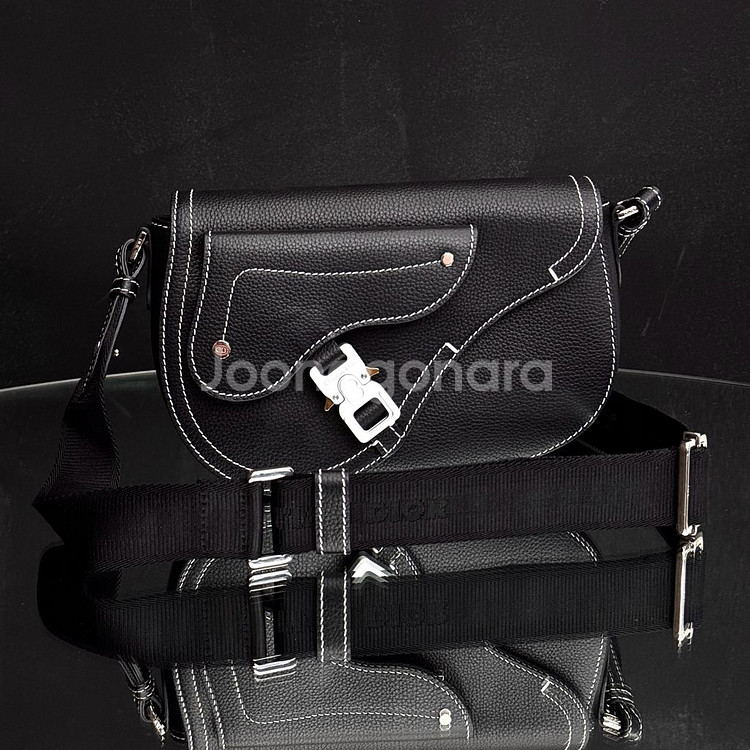 [새상품급]디올 새들 스트랩 신형 메신저백 갤럽힛더로드--4