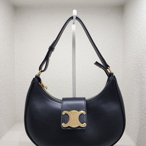 셀린느 트리옹프 카프 아바백 미듐 블랙