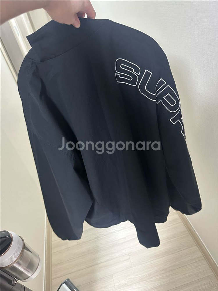 새상품)25fw슈프림 바람막이 로고자켓 L 팝니다--3
