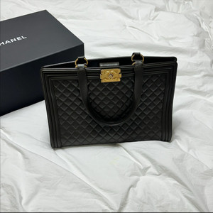 샤넬 보이 숄더백
