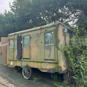 군용 컨테이너 2개