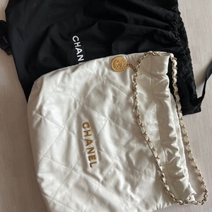 샤넬 22 백팩 미듐 화이트