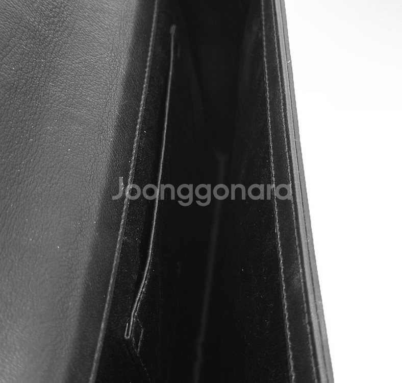 생로랑 모노그램 벨드쥬르 엠보 레더 플랩 클러치백 블랙--7