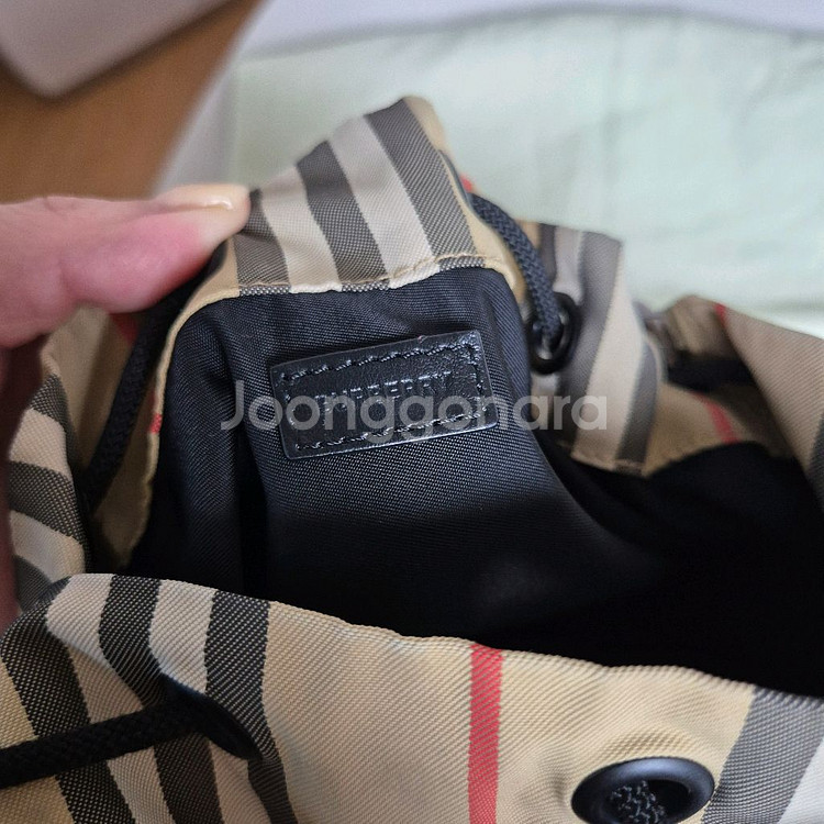 버버리 포이베 드로스트링 버킷 파우치 아카이브 베이지--6