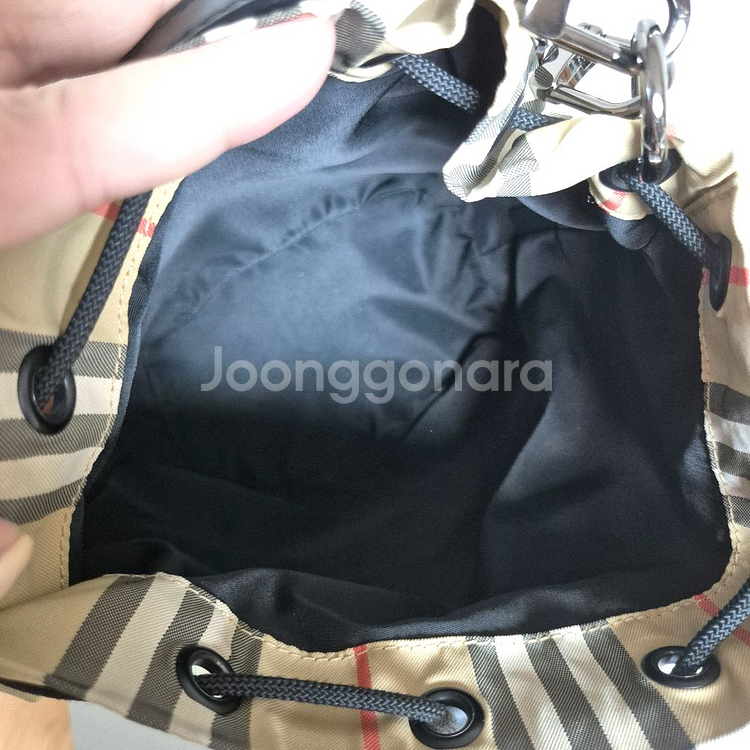 버버리 포이베 드로스트링 버킷 파우치 아카이브 베이지--7
