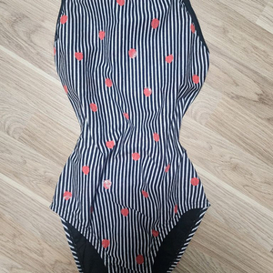 후그 엠보스 딸기 스트라이프 로우컷 28