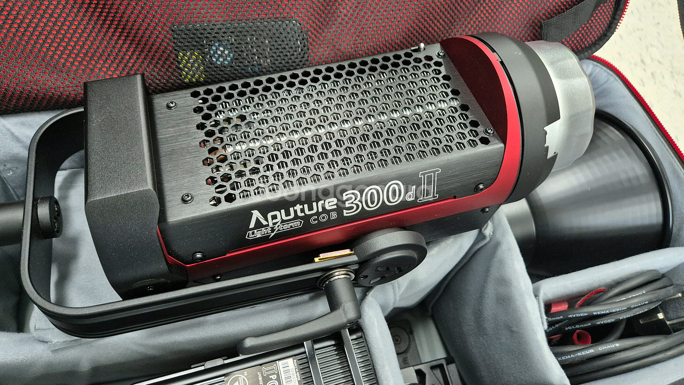 (조명)어퓨쳐 COB 300d II + 라이트돔 II--6