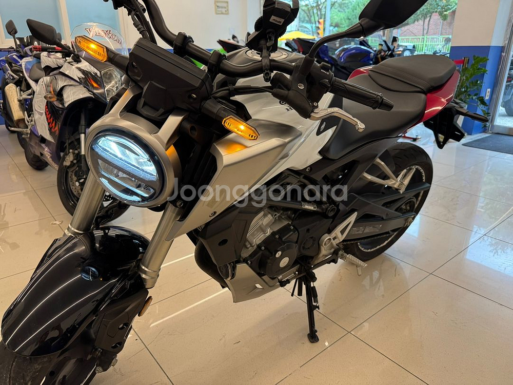 cb125r 20년식 싸게팝니다--0
