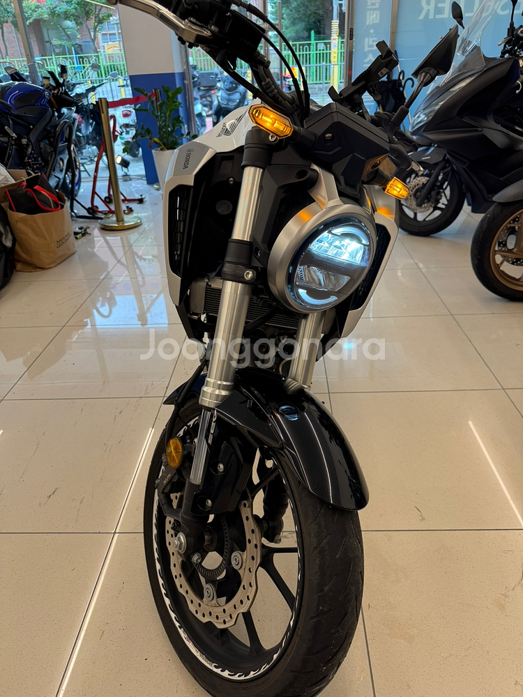 cb125r 20년식 싸게팝니다--1