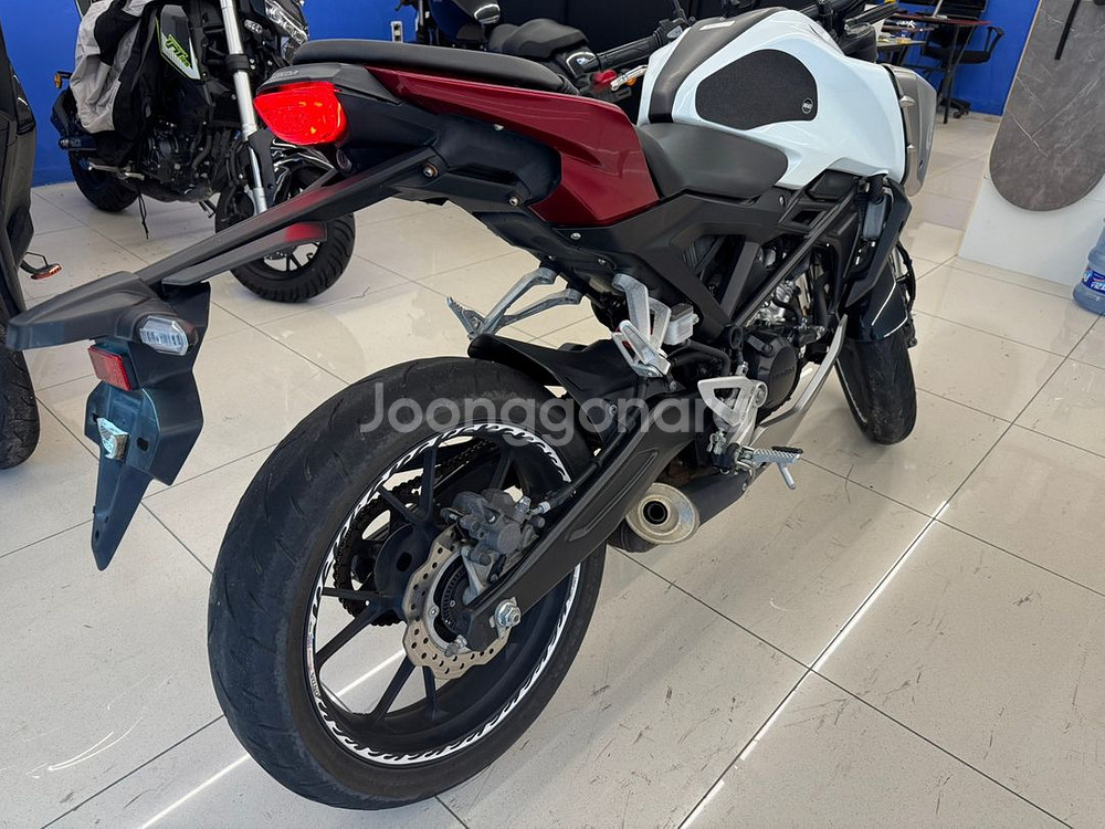 cb125r 20년식 싸게팝니다--3