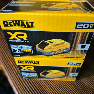 디월트 dcb2108 파워팩 20V8ah 배터리팝니다