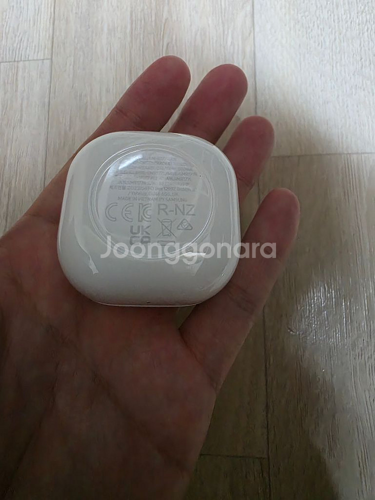 갤럭시버즈2 라벤더 색상 팝니다--4
