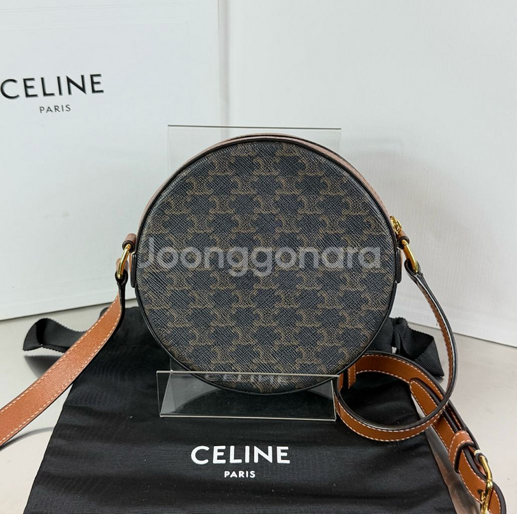 셀린느 트리옹프 스트랩 라운드 퍼스 크로스백--2