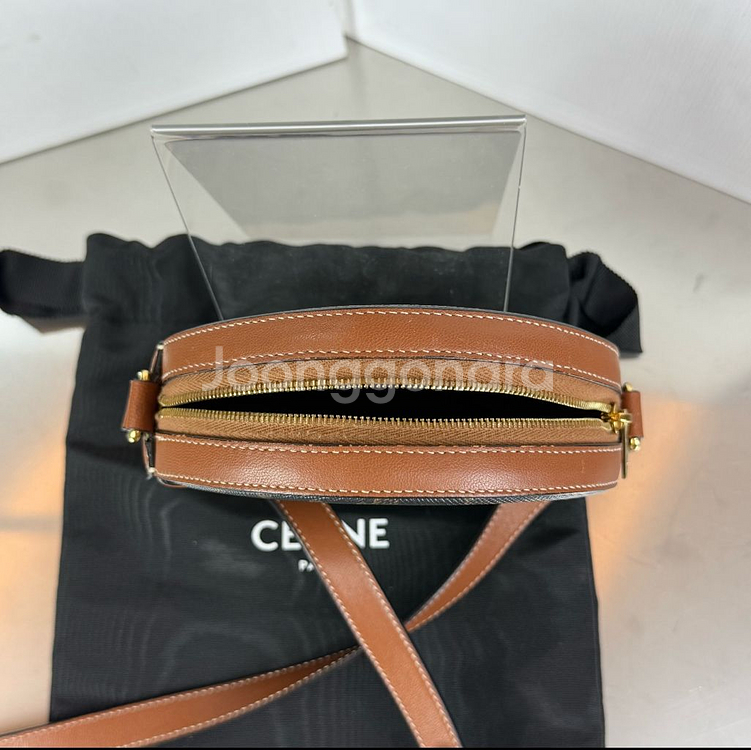 셀린느 트리옹프 스트랩 라운드 퍼스 크로스백--3