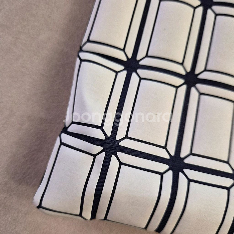 쿠론 쎄콰트레 양면배색 클러치백--3