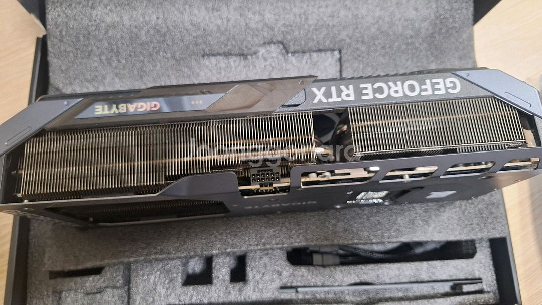 GIGABYTE RTX 5080 GAMING OC 16--3