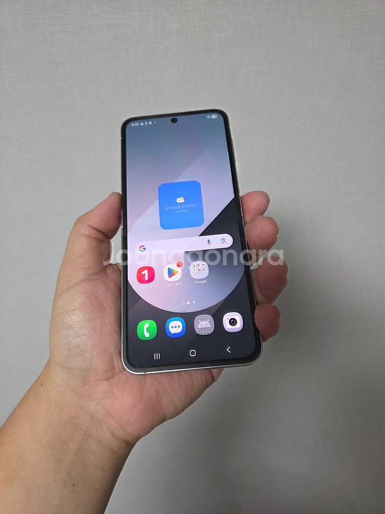 갤럭시 Z플립6 실버쉐도우 256기가 SS급 팝니다--0