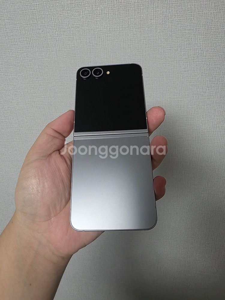 갤럭시 Z플립6 실버쉐도우 256기가 SS급 팝니다--2