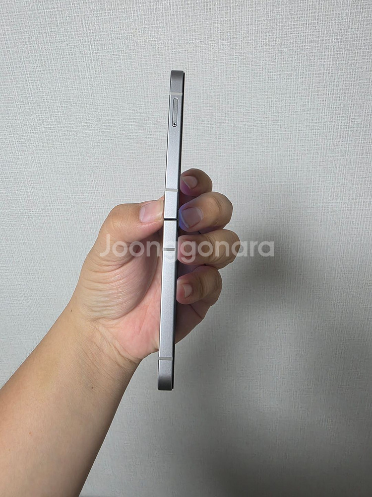 갤럭시 Z플립6 실버쉐도우 256기가 SS급 팝니다--3