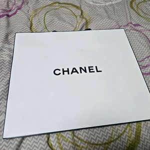 샤넬 종이 가방 판매합니다.