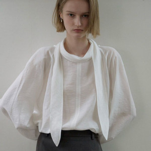 오브베이지 하이 넥타이 블라우스