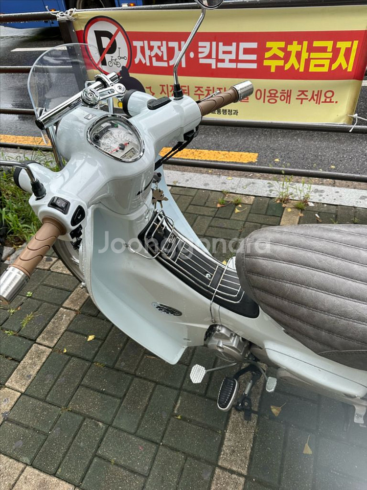 23년식 슈퍼커브 화이트--3