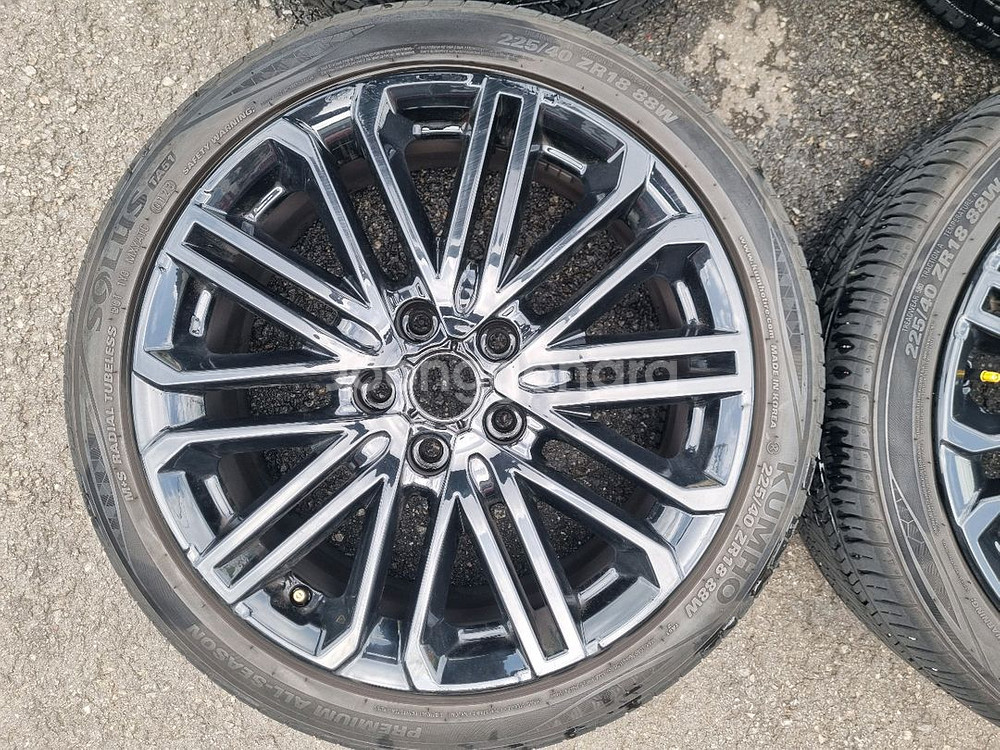 K3 GT 18인치 2254018 중고 휠타이어 팝니다--4
